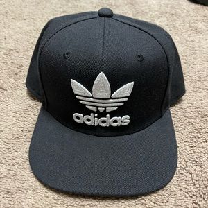Adidas snap back hat in black white logo